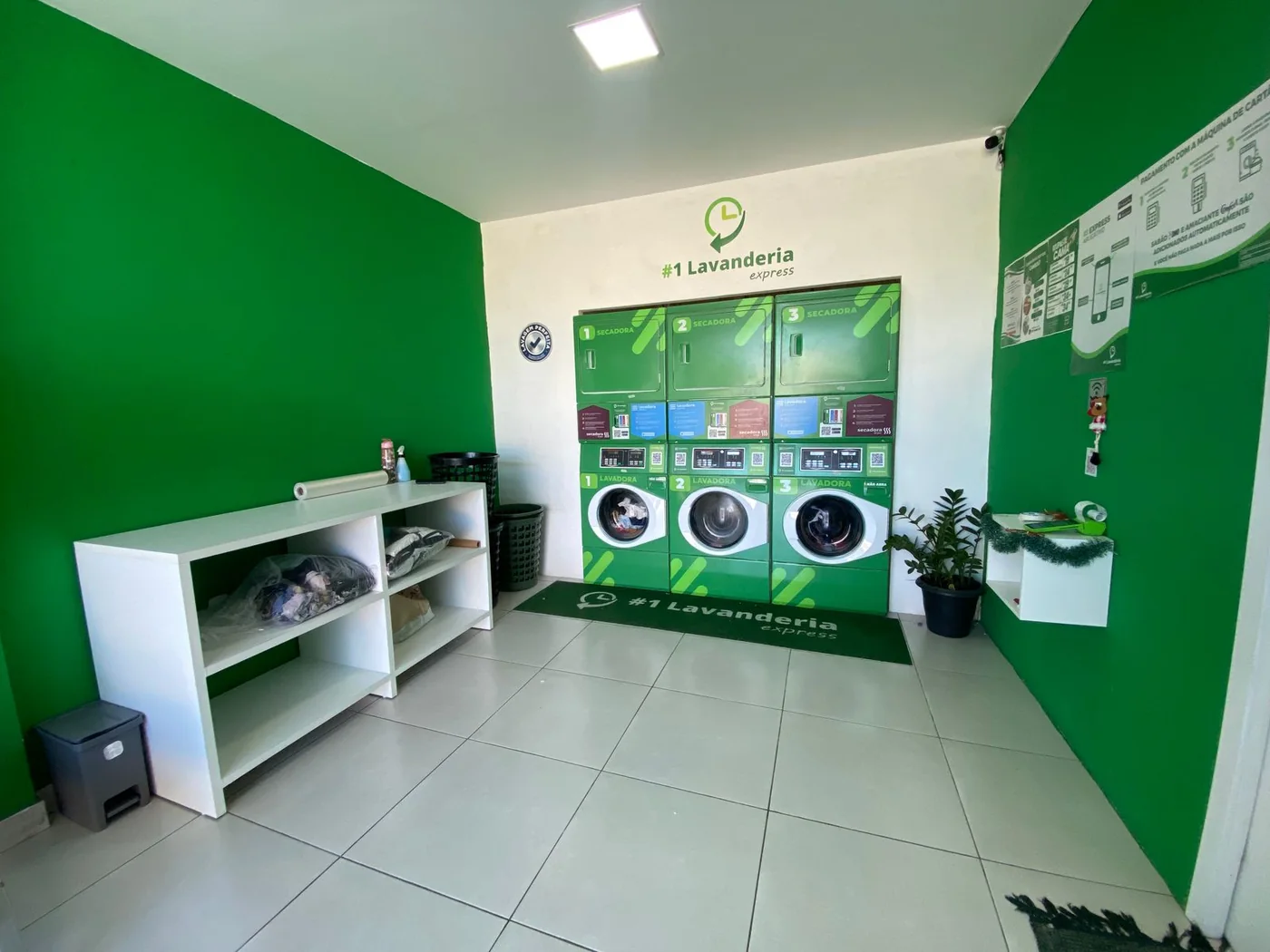 Quantas roupas cabem em um cesto de lavanderia?